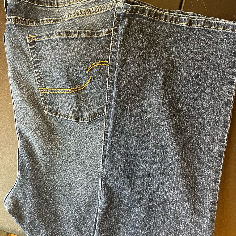 Levi's Signature Modern Boot Cut Jeans Plus Size. Stretch Jeans